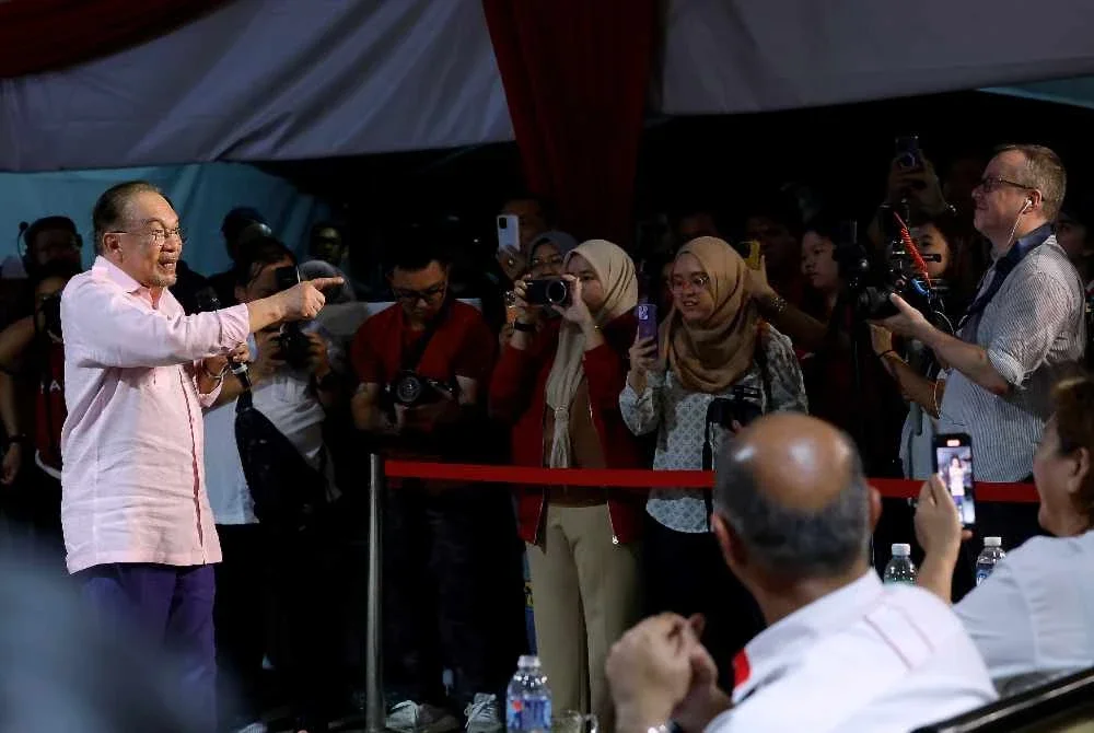 Kunjungan Anwar ke beberapa kawasan penting menaikkan tumpuan kempen, termasuk tegurannya agar politik konfrontasi terhadap kerajaan Persekutuan tidak dimainkan secara berlebihan. Foto: Bernama 