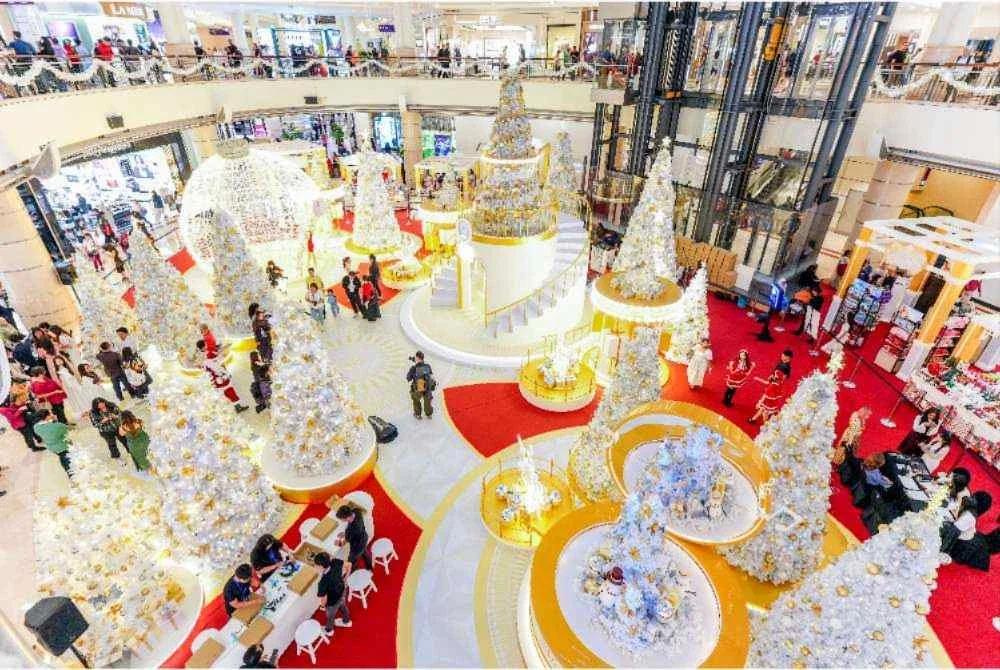 Centre Court Suria KLCC dihiasi dengan instalasi bertema Krismas yang menampilkan pokok Krismas bertingkat sebagai tumpuan utama, diserikan dengan permainan cahaya dan hiasan mewah yang mencipta suasana seakan dunia fantasi.
