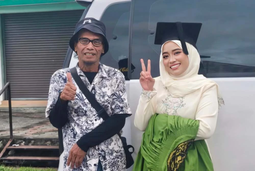 Mirza Nurzahira bertemu semula dengan Mohamad Safie selepas majlis konvokesyennya. 
