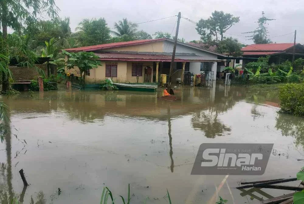 Antara rumah penduduk di Kampung Sungai Karang Darat yang masih dinaiki air.