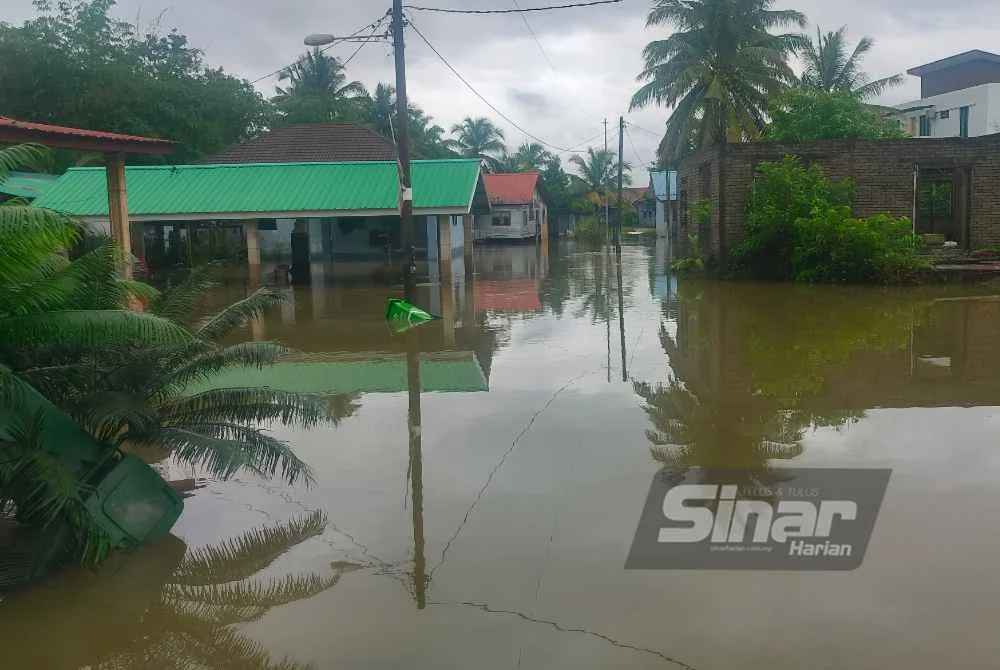 Hujan lebat dan fenomena air pasang menyebabkan banjir kilat di beberapa kawasan di Kuantan.
