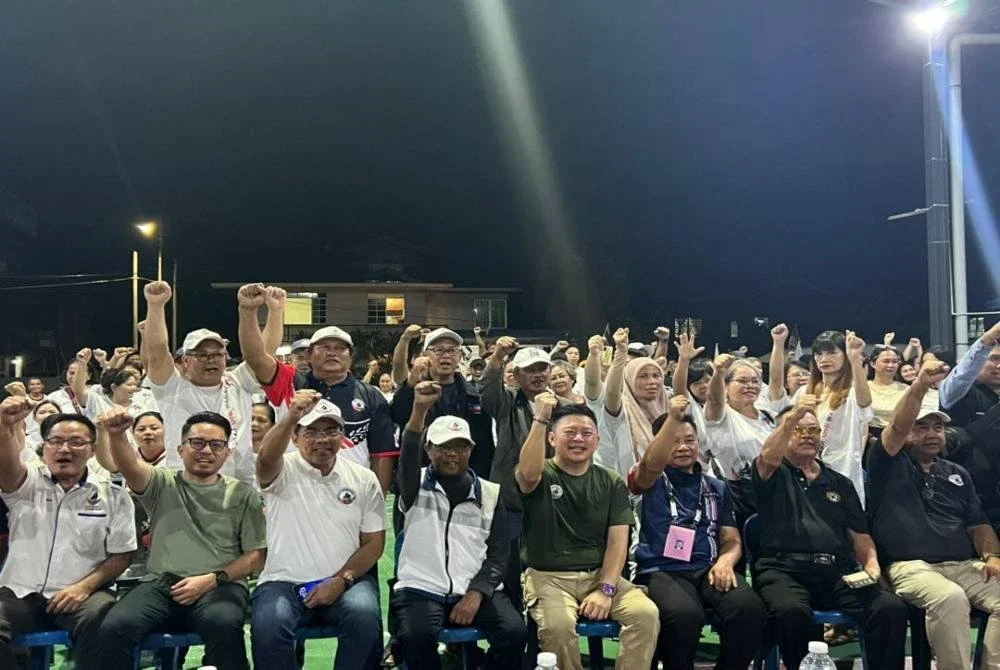 Timbalan Presiden Warisan, Datuk Ignatius Dorell Leiking (duduk, tengah) selepas Ceramah Warisan Karambunai di Kota Kinabalu, pada Khamis malam.