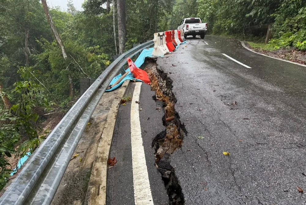 Keadaan Jalan Ulu Licin di daerah Manjung yang ditutup akibat bencana. Foto FB JKR Daerah Manjung