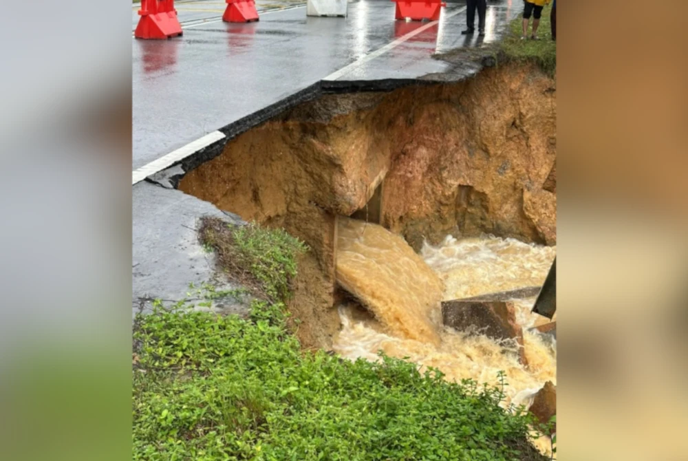 Runtuhan bahu jalan di Jalan Gelung Pepuyu menyebabkan laluan tersebut ditutup kepada kenderaan. Foto FB JKR Daerah Perak Tengah