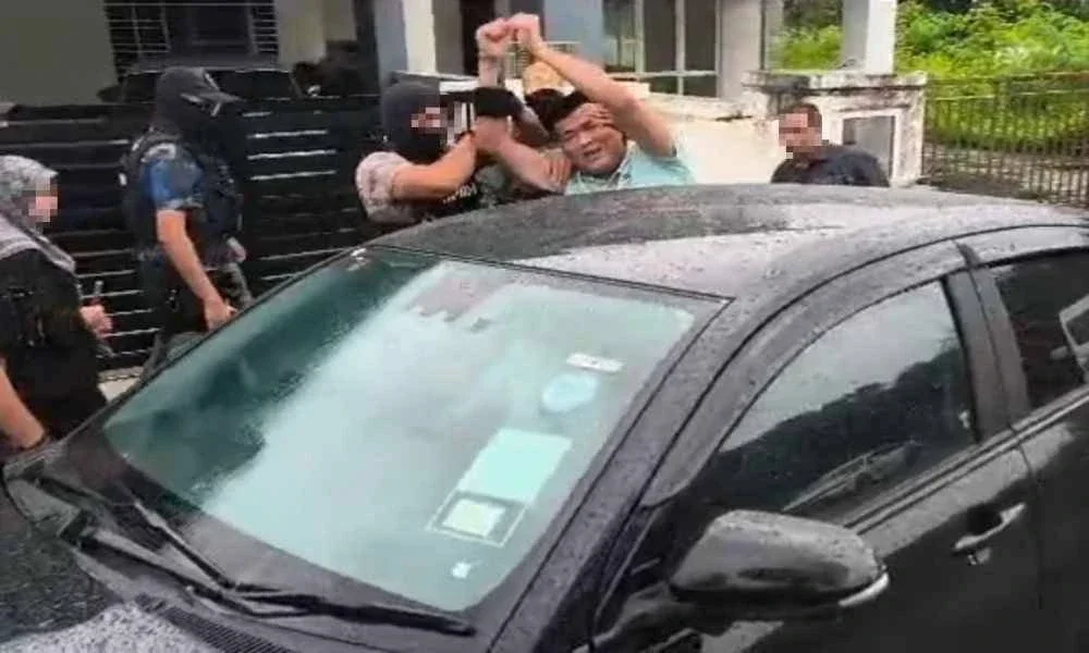 Beberapa pegawai Suruhanjaya Pencegahan Rasuah Malaysia (SPRM) memecah masuk rumah Albert Tei secara paksa dan membawanya keluar dalam keadaan tangan bergari.