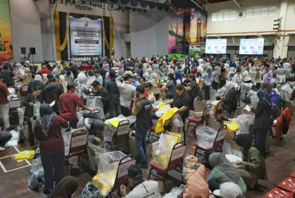 Proses persediaan SPR untuk hari pengundian yang berlangsung di seluruh Sabah esok.
