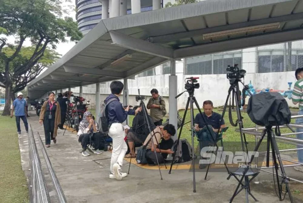 Pengamal media menunggu di pekarangan pagar hadapan Ibu Pejabat SPRM pada Jumaat.