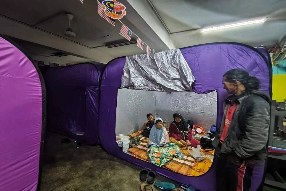 Rosli bersama ahli keluarga dipindahkan ke PPS di Sekolah Kebangsaan (SK) Sungai Karang di sini pada Jumaat. Foto Sinar Harian.