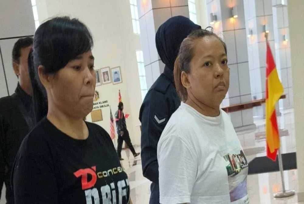 Siti Nurjanah (kiri) dan Ismaidah dibawa ke Mahkamah Sesyen Klang pada Jumaat. 