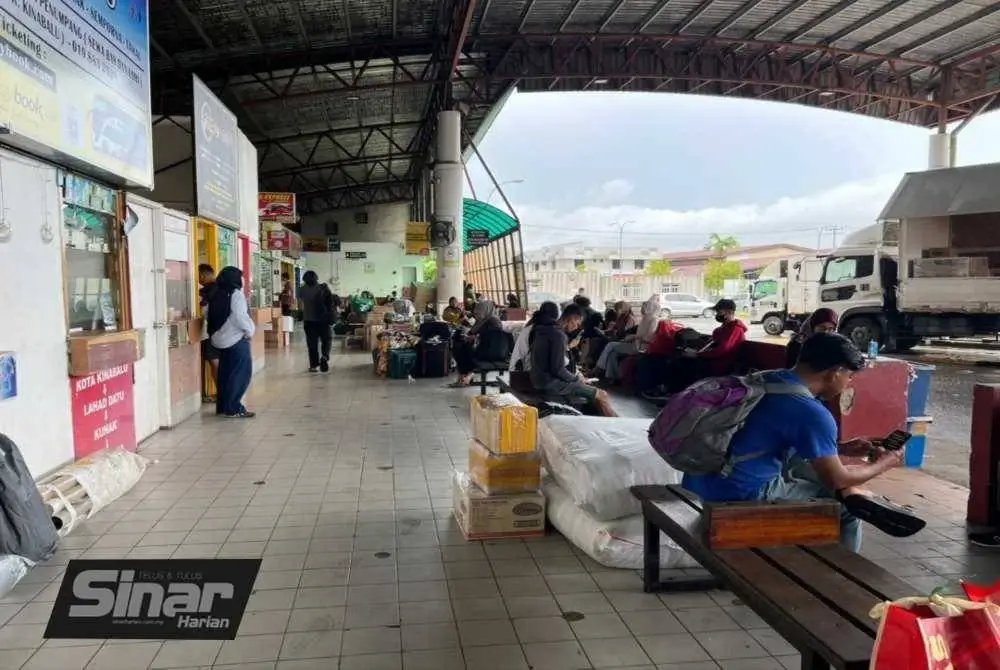 Orang ramai mula berkumpul seawal jam 11 pagi dan keadaan dijangka bertambah sesak pada waktu malam.
