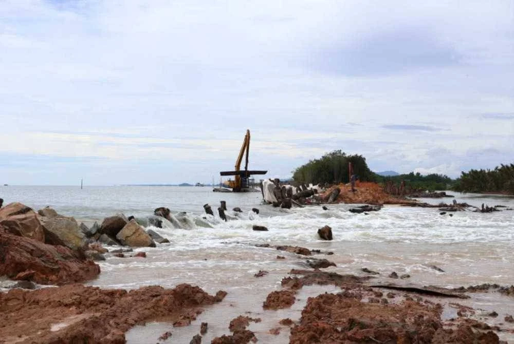 Keadaan benteng penahan ombak yang pecah dekat Kampung Sungai Berong Laut, Rengit. - Foto: FB Puad Zarkashi 