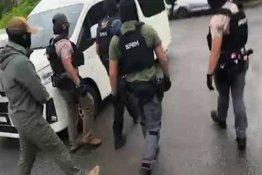 Pegawai SPRM menahan Albert Tei di Puchong pada Jumaat.