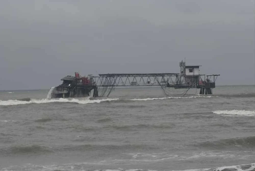 Jeti Platform Petron, di Port Dickson runtuh selepas dibadai Ribut Tropika Senyar. Foto tular