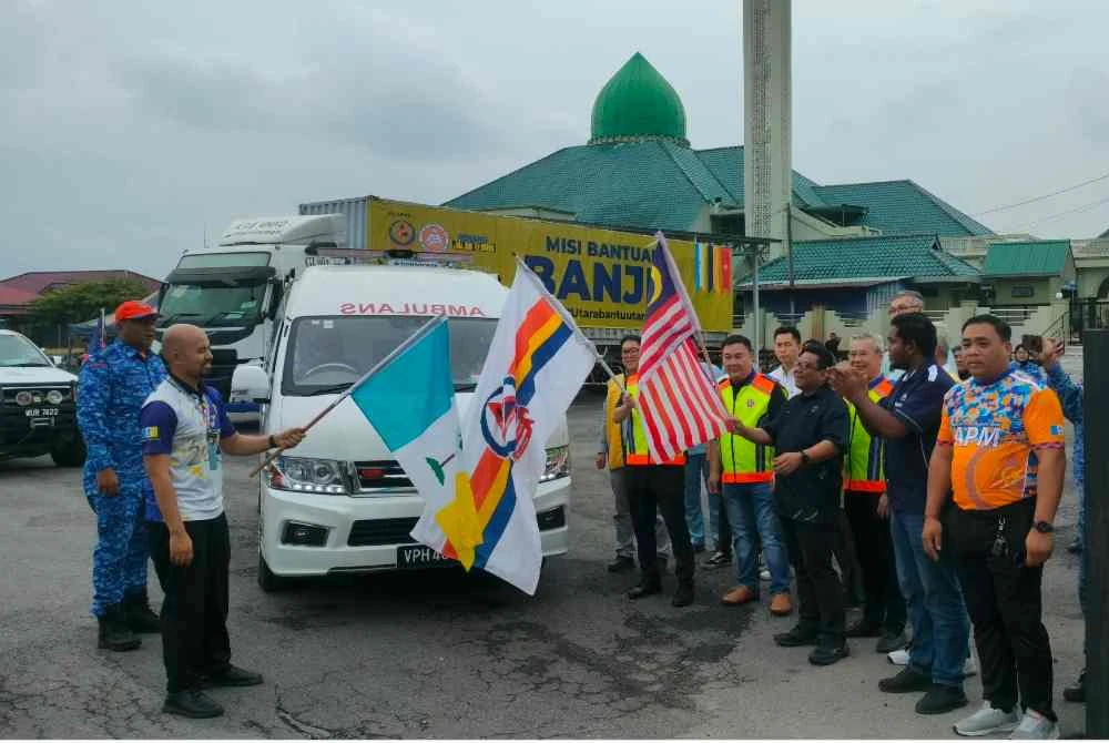 Lokman Hakim (tiga dari kanan) membuat pelepasan misi bantuan banjir ke Perlis di Masjid Tengah, Jalan Berapit pada Jumaat.
