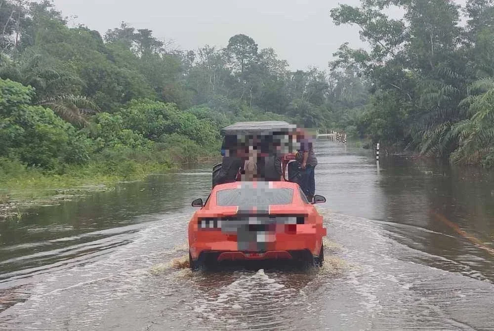 Sebuah traktor menarik Ford Mustang GT yang terkandas dalam banjir di Jalan Sungai Panjang–Tanjong Malim berhampiran RTB Belia 2 di sini pada Jumaat