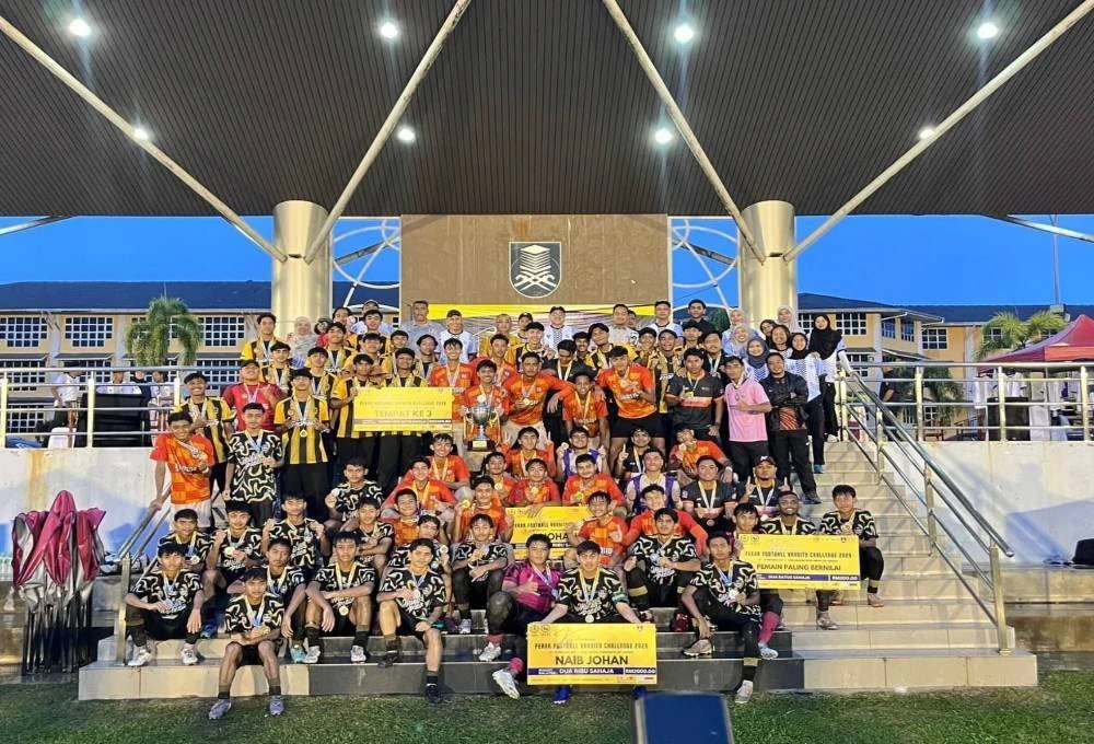 Tiga pasukan terbaik bersama pemenang anugerah saingan Perak Football Varsity Challenge 2025.
