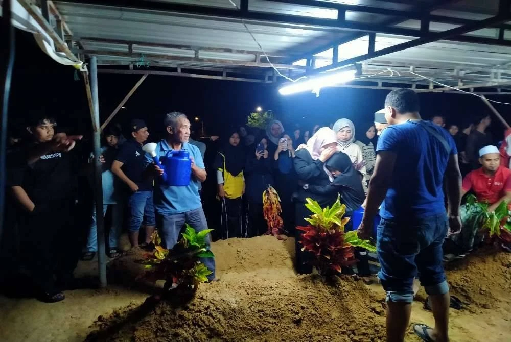 Suasana pilu menyelubungi Tanah Perkuburan Islam Chemor selepas kedua-dua jenazah disemadikan.