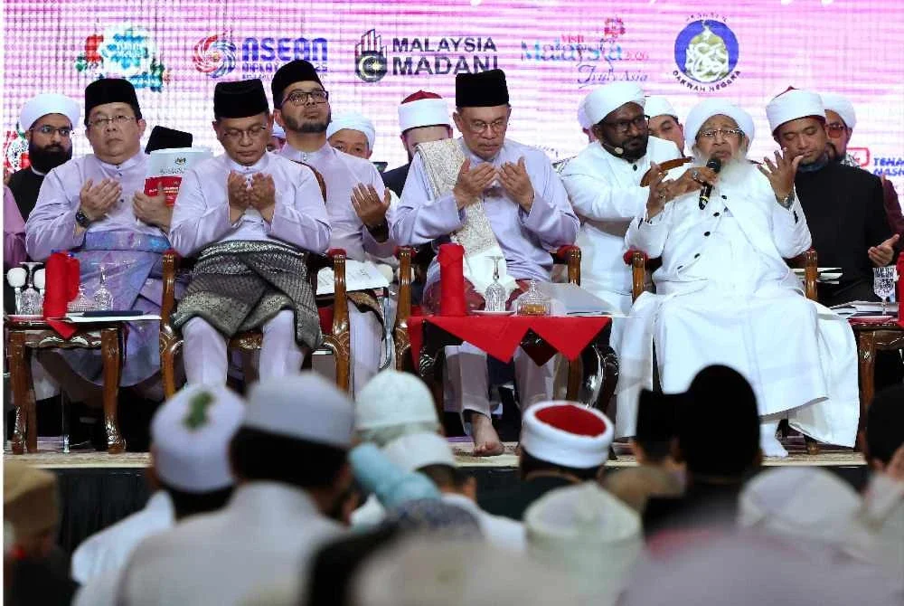 Perdana Menteri, Datuk Seri Anwar Ibrahim (tengah) mengaminkan doa yang dibaca oleh Mufti Besar India Al-Allamah Sheikh Abu Bakar Ahmad al-Malibari (kanan) pada Perasmian Khatam Sama? Hadis Sahih Muslim Antarabangsa 2025 di Masjid Putra malam ini. Turut kelihatan, Menteri di Jabatan Perdana Menteri (Hal Ehwal Agama) Datuk Dr Mohd Na'im Mokhtar (dua, kiri). Foto Bernama
