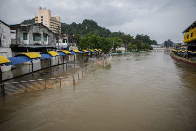 Keadaan sungai di Perlis yang melimpah mengakibatkan banjir di pekan Kangar, menurut tinjauan FotoBernama hari ini.