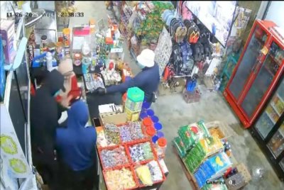 Kejadian sekitar jam 10.30 malam itu berlaku apabila Kampung Tekor Ayer Merah, Kandis di Bachok pada Rabu apabila ketiga-tiga suspek masuk ke premis berkenaan dengan memakai penutup muka sebelum mengacukan senjata menyerupai pistol dan sebilah pisau ke arah pekerjanya. Foto tular. 