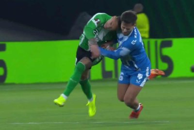 Antony (kiri) terlepas kad merah selepas menanduk El Karouani.