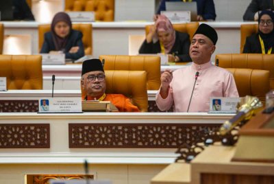 Saarani ketika menjawab soalan lisan ketika Sidang DUN Perak pada Jumaat. Foto Pejabat MB Perak