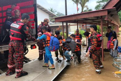 Jabatan Bomba dan Penyelamat Malaysia membantu memindahkan seramai 15 murid dan guru yang tinggal di asrama Sekolah Kebangsaan Pasir Raja ke PPS Pasir Raja, Besut pada Jumaat.