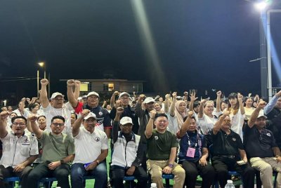 Timbalan Presiden Warisan, Datuk Ignatius Dorell Leiking (duduk, tengah) selepas Ceramah Warisan Karambunai di Kota Kinabalu, pada Khamis malam.