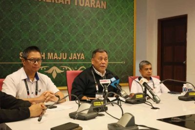 Ramlan dalam sidang akhbar semasa tinjauannya di Dewan Seri Sulaman, Tuaran.