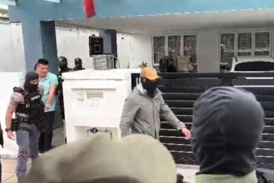 Tangkap layar video penahanan Albert pada pagi Jumaat yang dikongsikan peguam, Zaid Malek.