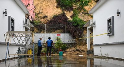  Enam sekeluarga berdepan detik cemas apabila sebahagian cerun di kawasan perumahan Taman Bukit Berlian di sini runtuh kira-kira 3 pagi tadi,