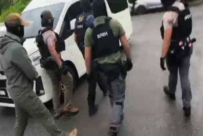 Pegawai SPRM menahan Albert Tei di Puchong pada Jumaat.