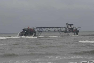 Jeti Platform Petron, di Port Dickson runtuh selepas dibadai Ribut Tropika Senyar. Foto tular