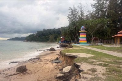 Keadaan pantai Teluk Batik selepas kejadian hakisan yang berlaku. Foto JPS Perak.