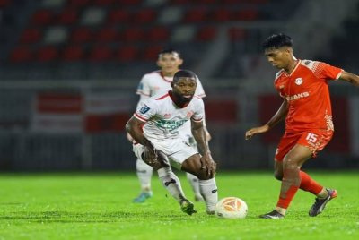 Emmanual Mbraga cuba merampas bola dari kawalan pemain Kelantan WTS pada aksi Liga A1 Semi-Pro di Stadium Sultan Muhammad IV, Kota Bharu, Kelantan pada Jumaat. Foto: KRW FC