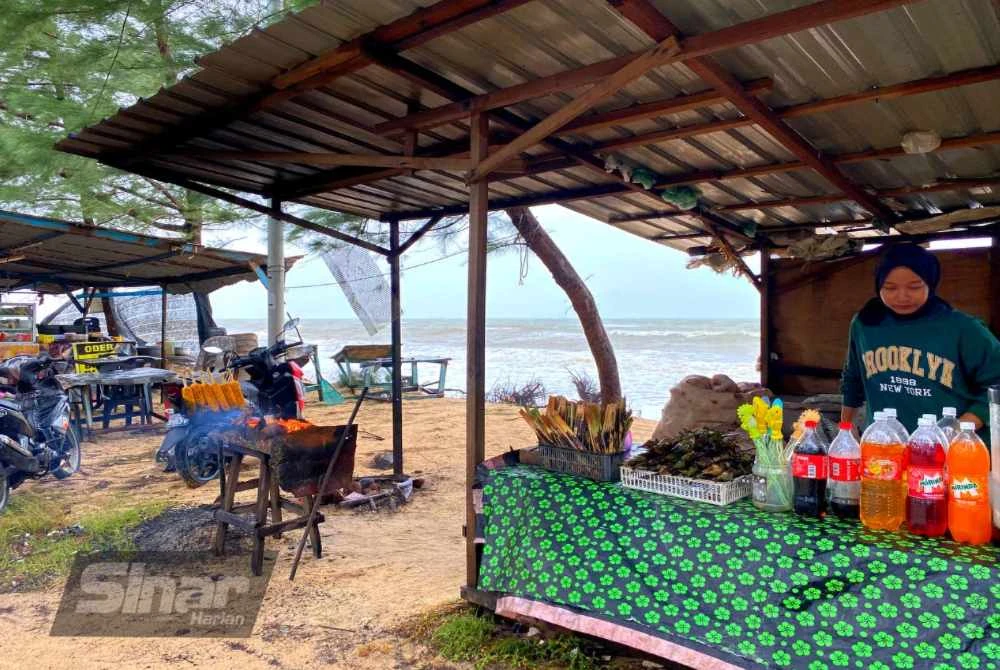 Hakisan telah menyebabkan pantai hanya berada tidak sampai 10 meter dari gerai jualan di Pantai Bisikan Bayu, Pasir Puteh yang sebelum ini lebih 100 meter
