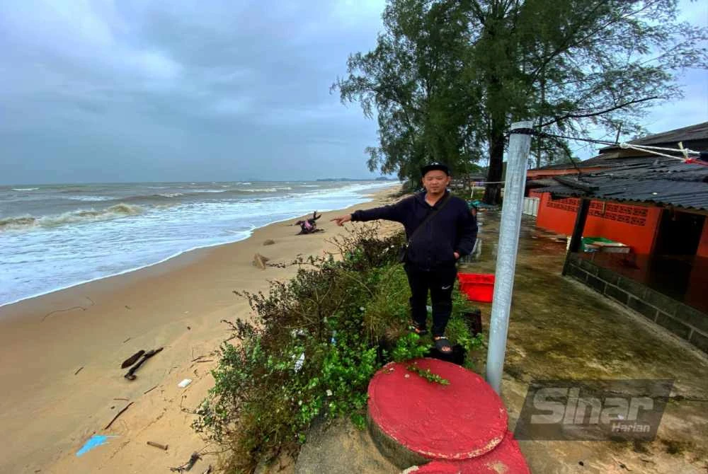 Shamsul menunjukkan kedai pemprosesan keropok berjarak beberapa meter sahaja dari pantai serta menunggu masa dibadai ombak setiap kali musim tengkujuh.
