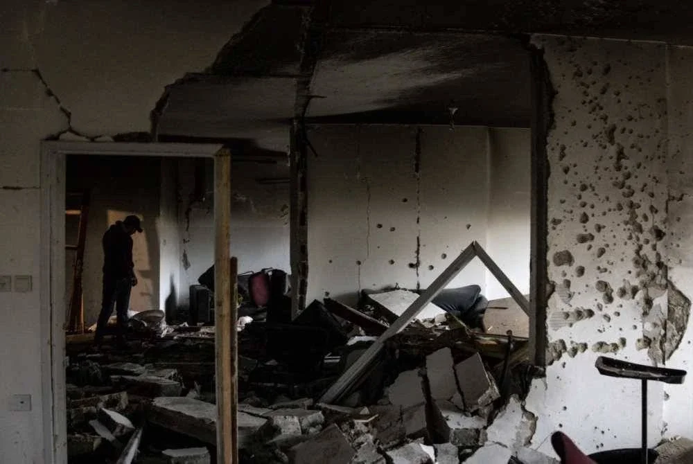 Sebuah unit pangsapuri milik penduduk Palestin musnah dalam operasi yang dilancarkan tentera Israel.