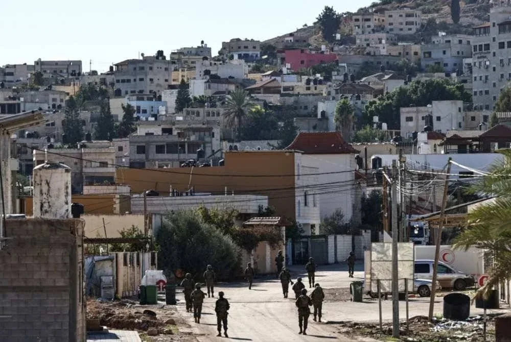 Tentera Israel meronda di jalan utama sekitar bandar Tubas selepas serbuan ganas itu bermula pada Rabu.