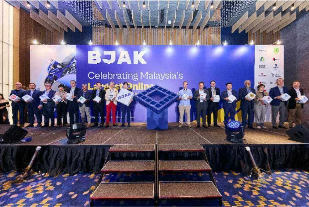 Ronald (sembilan dari kiri) bergambar bersama wakil 16 syarikat insurans terkemuka.