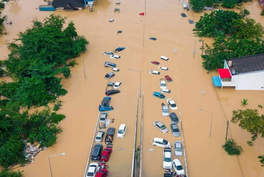 Gambar dari udara menunjukkan kenderaan tenggelam akibat banjir di Hatyai, selatan Thailand. - AFP