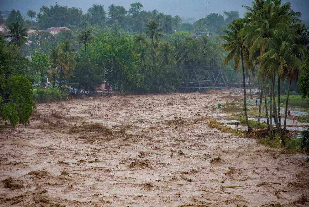Keadaan banjir di Padang,Sumatera Barat,Indonesia. -AFP