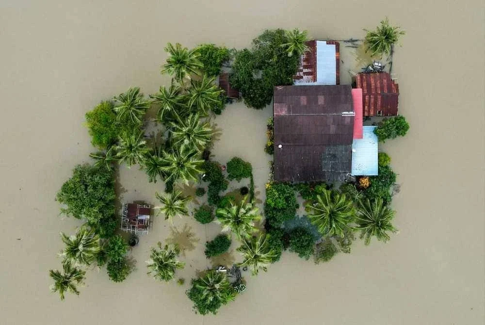 Gambar dari udara menunjukkan sebuah rumah dikelilingi banjir di Kangar, Perlis, utara Malaysia.- AFP