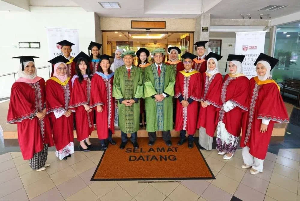 Dr Ahmad Farhan (lima dari kanan) bergambar bersama pemenang-pemenang hadiah universiti sempena Majlis Konvokesyen UPM Sidang 2 di UPM Serdang pada Jumaat. Foto: UPM