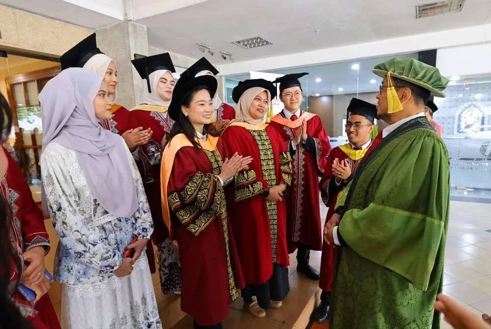 Dr Ahmad Farhan (kanan) beramah mesra dengan pemenang-pemenang hadiah universiti sempena Majlis Konvokesyen UPM ke-49, Sidang 2 di UPM Serdang. Foto: UPM