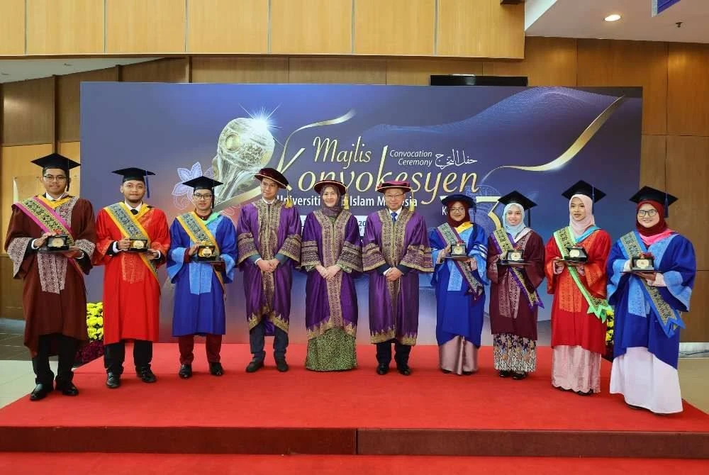 Canselor Universiti Sains Islam Malaysia (USIM), Tuanku Aishah Rohani (tengah) berkenan bergambar bersama penerima Anugerah Pelajaran DiRaja dan anugerah khas pada Majlis Konvokesyen USIM ke-23 di Nilai. Turut berangkat, Pro Canselor USIM, Tunku Zain Al-'Abidin. - Bernama