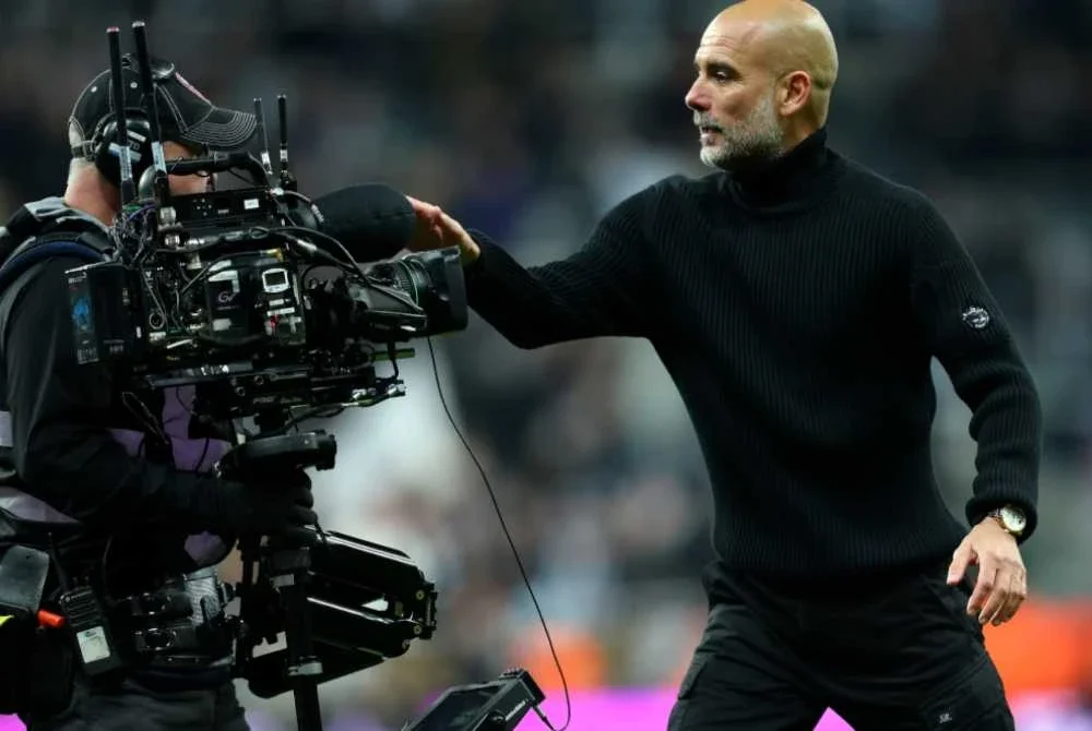 Guardiola memarahi jurukamera selepas City tewas kepada Newcastle United dalam aksi EPL baru-baru ini. - Foto: Agensi