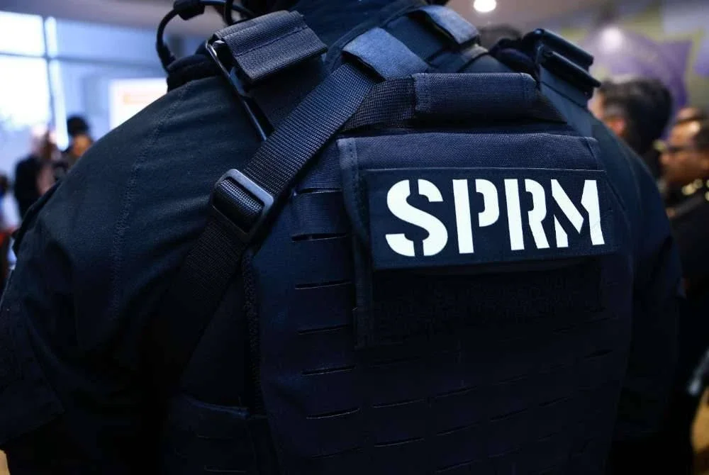 Pasukan penguat kuasa SPRM yang lengkap dengan senjata, jaket kalis peluru dan topeng muka telah menyerbu rumah Albert di Puchong pada Jumaat. - Gambar hiasan