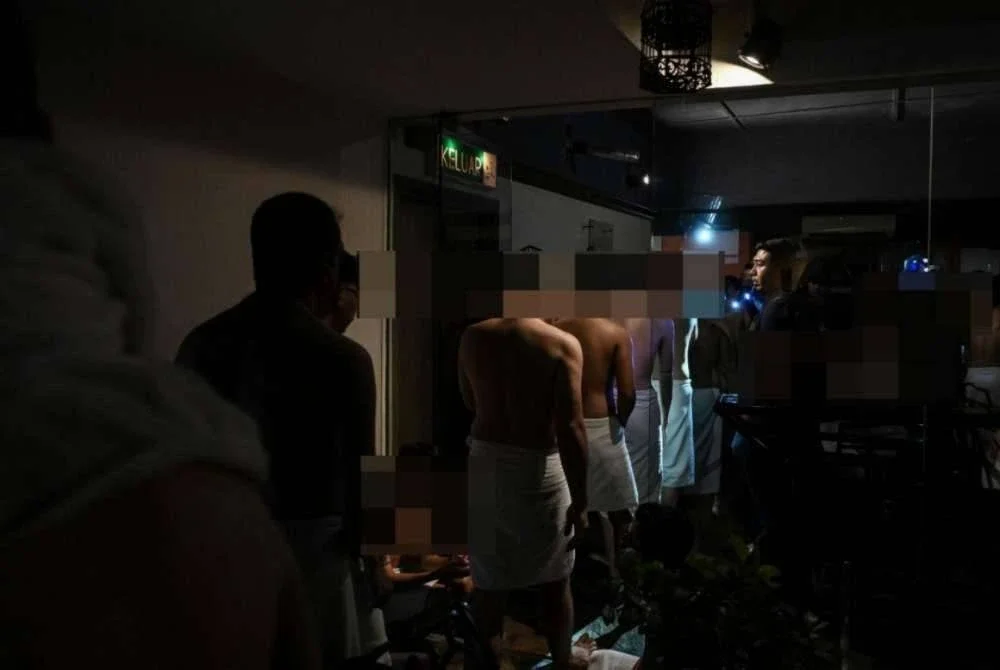 Antara individu yang ditahan dalam serbuan di sebuah sebuah pusat spa dan kesihatan. Foto Bernama
