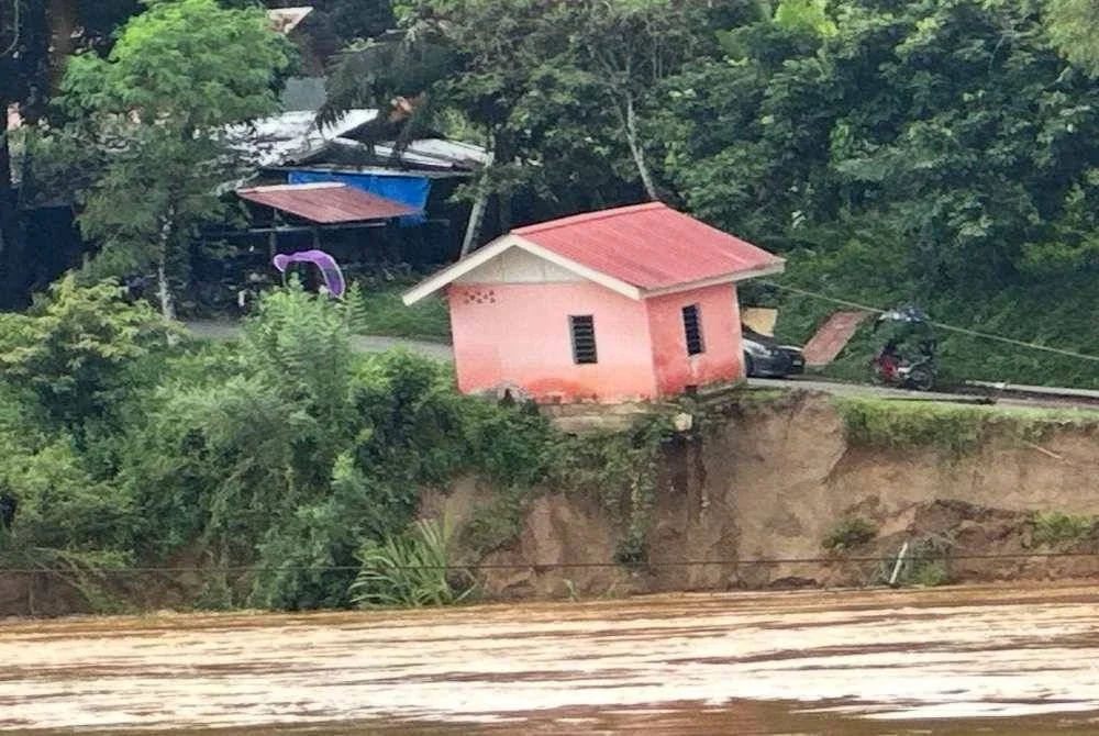Kedudukan surau senget hampir jatuh ke sungai. - Foto Sinar Harian/Adila Sharinni Wahid
